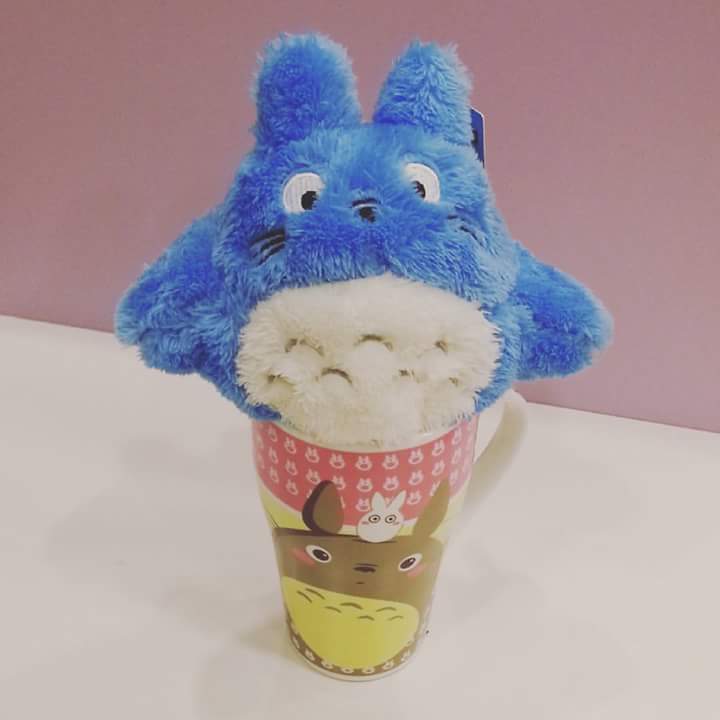 frikileria's tweet photo. Cafรฉ con leche y #Totoro azul... #SoftBreakfast https://t.co/QhWRVccm0Q