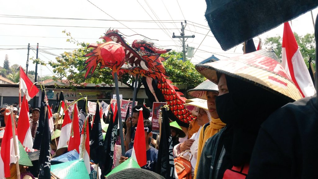 Kendeng Bersatu di depan PTUN Semarang, pasti menang! cc: <a href="/ganjarpranowo/">Ganjar Pranowo</a>  #MenjemputKeadilan #SelamatkanKendeng