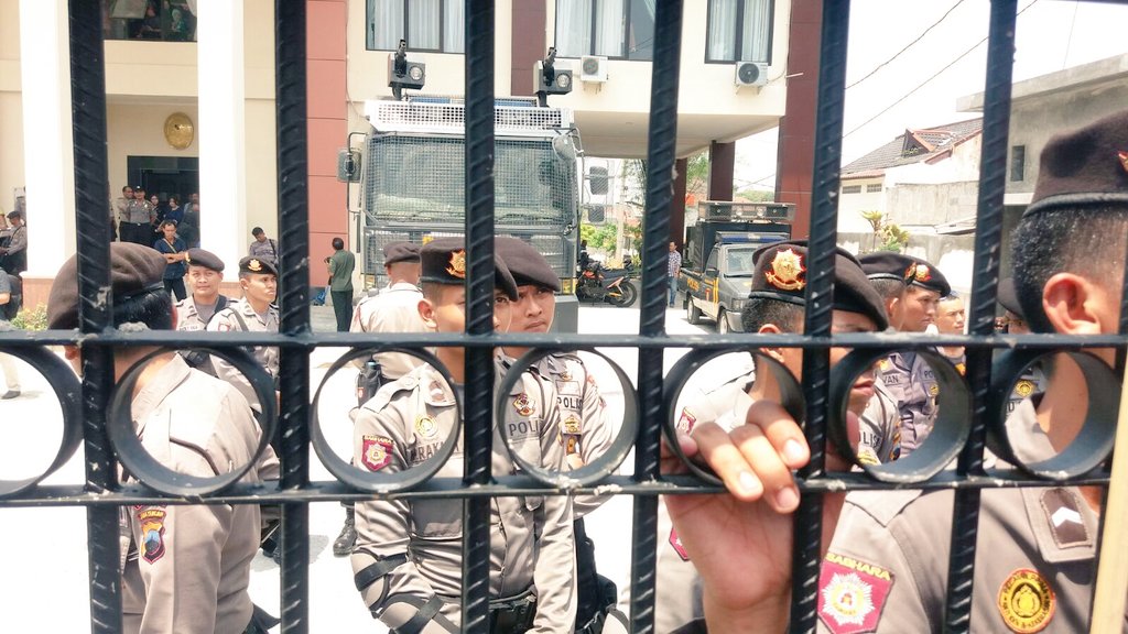 warga menunggu di luar gerbang PTUN Semarang, gerbangnya dijaga polisi #MenjemputKeadilan #SelamatkanKendeng