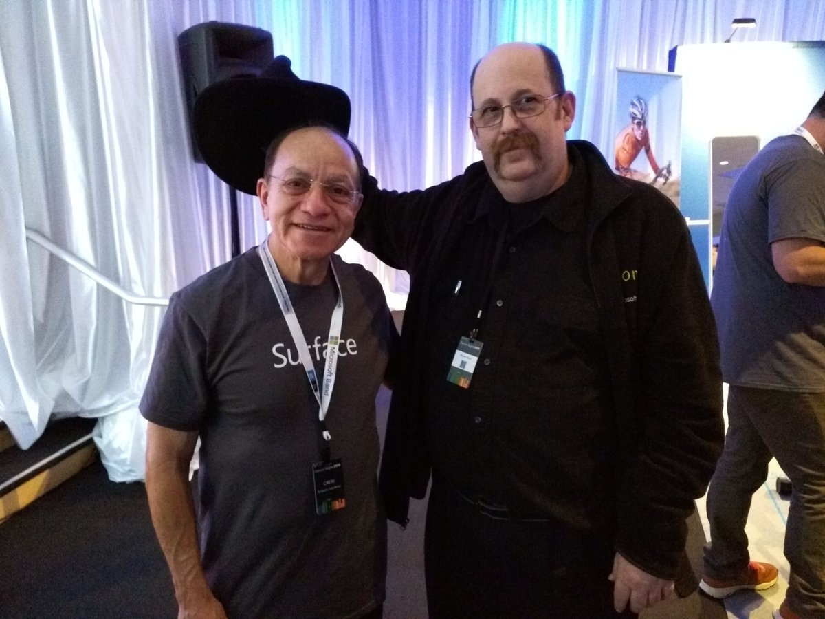 MyronRust's tweet photo. #devicenight2015 hanging out with friends. https://t.co/ZIBpfcTUr5