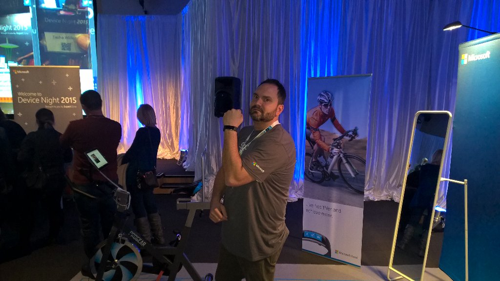 BigMoStriker's tweet photo. #devicenight2015 Troy flexing @microsoftband muscles https://t.co/69OkLUxKN0