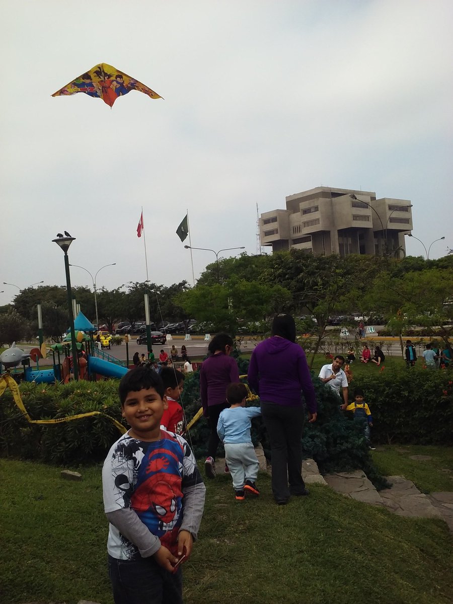 jan_inga's tweet photo. @jan_inga con el #Bembon Jack enseñando a mi hijo a volar su cometa https://t.co/osXMtyMwCs