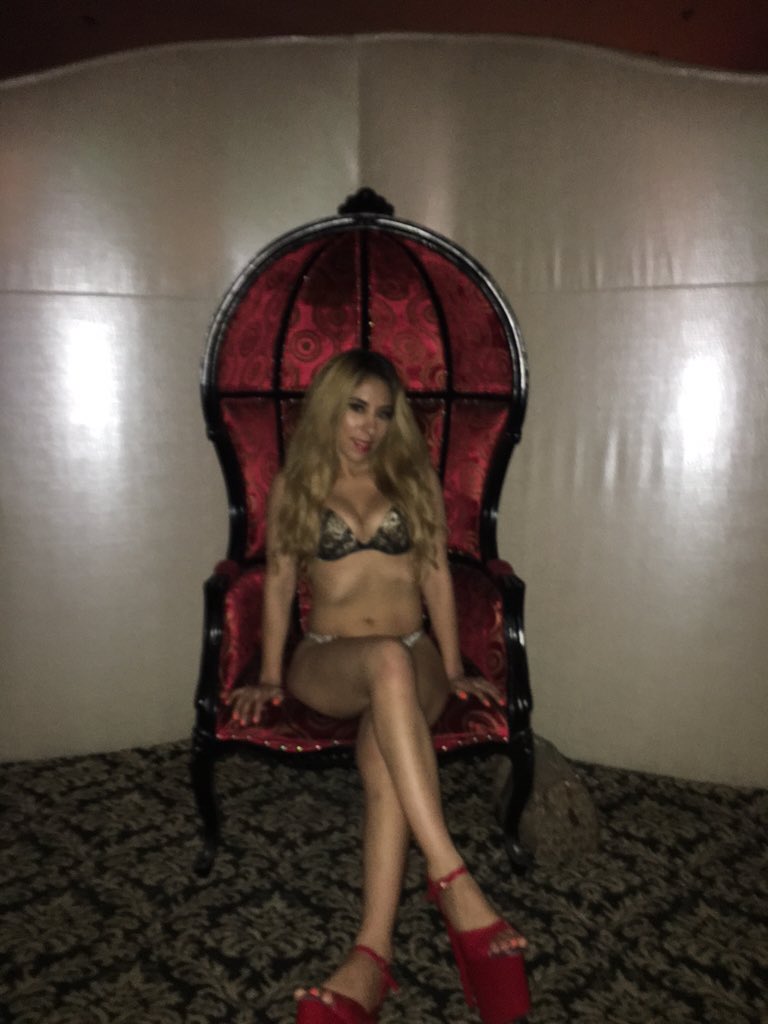 1 pic. Anybody want to have a seat with me? 😉 https://t.co/QxHWOzuB2h