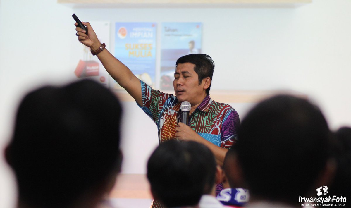IrwansyahFoto's tweet photo. Kek @JamilAzzaini sedang memberikan materi EPOS kepada keluarga besar @KomunitasSM (1) https://t.co/biByuZ8icp
