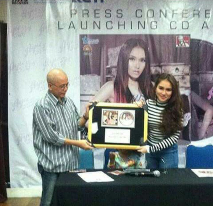 Selamat buat teteh <a href="/aytingnew92/">Ayu Ting Ting</a> yg dapat penghargaan atas penjualan cd yg terjual 500 ribu copy