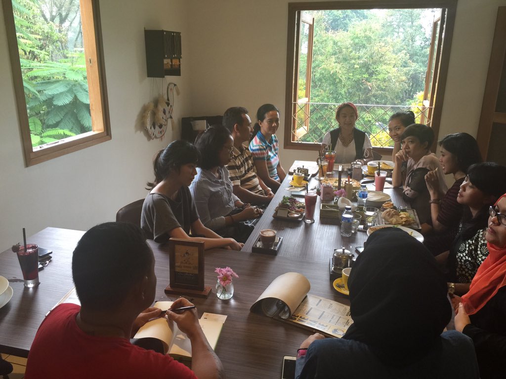 Bubu_ui's tweet photo. Persiapan acara bsk @tigagenerasi di bandung https://t.co/vjhmQMAmwA