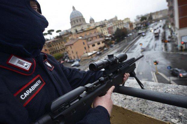 #italiaBlindata.Il ministero dell'interno ha rafforzato le forze di sicurezza in tutta la nazione.Capitale blindata.