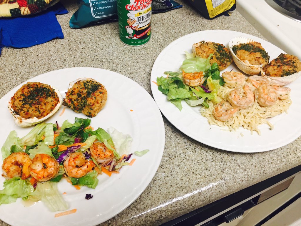 RaisaTheBeauty's tweet photo. #HisAndHers #Seafood #stuffedclams #shrimpalfredo #CreoleBeauty #prettygirlscook https://t.co/388oK8iZ3O