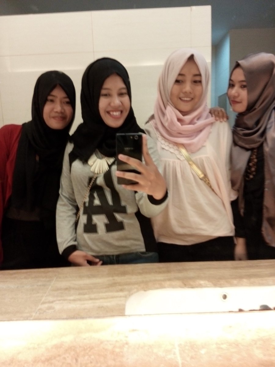 evilestari9's tweet photo. Temu kangen sama sahabat SD &amp; SMA,🙏😘 https://t.co/4QqtBaqRgg