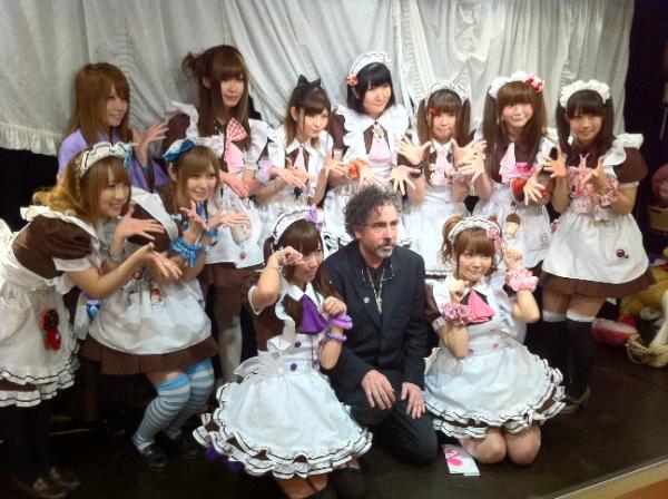 メイドカフェ あっとほぉーむカフェ V Twitter ほぉ むカフェにはたくさんの有名人がご帰宅されていますが 親日家で知られる映画監督の ティム バートン ご主人様がいらっしゃった時はびっくり とっても楽しんで頂けました T Co Cjg6zzef3k