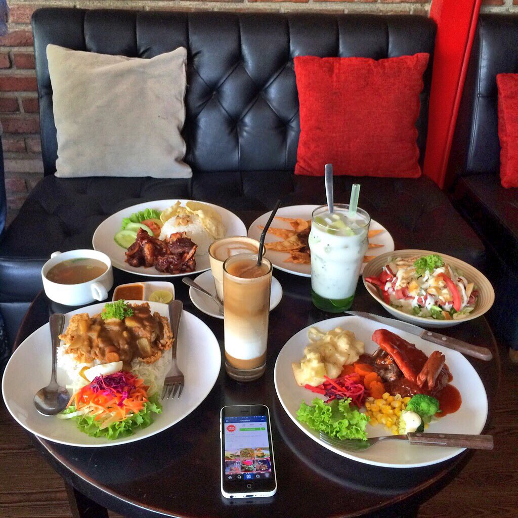 Jangan nunda makan siangnya,
Yuk merapat kesini.
Banyak pilihan menu makan siang yg bisa kamu nikmatin.
Happy lunch😊