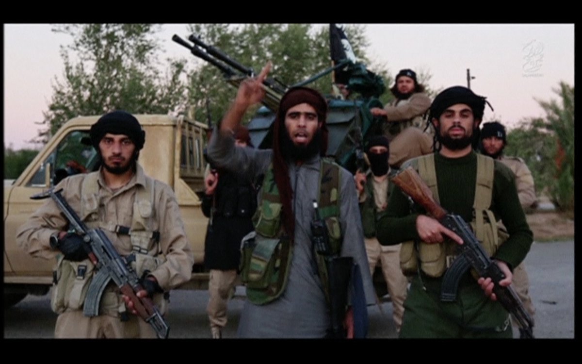 mikelayestaran's tweet photo. En su último vídeo el #ISIS apunta a Washington y dice que repetirá ataques como el #Paris en #Europa https://t.co/8wAguCP8fL