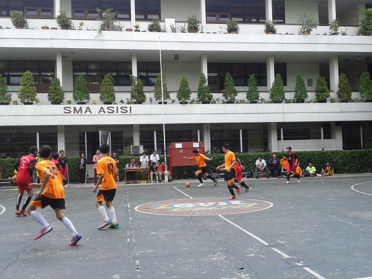 Pertandingan antara SMA 17 Agustus vs SMK Bunda Kandung sedang berlangsung di lapangan SMA!