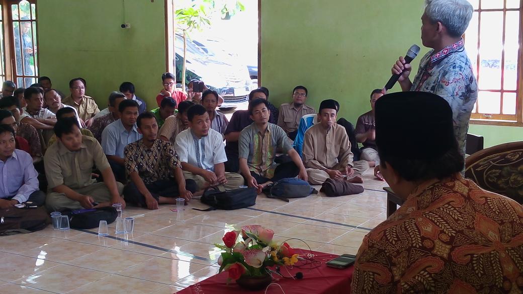 hnurwahid's tweet photo. Sosialisasi dan silaturahim @Wonogiri . Hadir cabup Wonogiri Ust Hamid Nur Yasin. Sempat mampir jg ke sate Mbah Gino https://t.co/t8GhZuyyKo