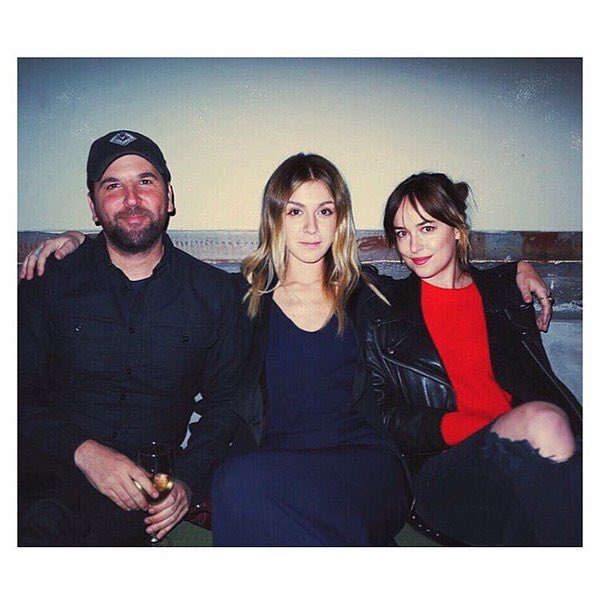 FSOG_UK: PHOTO: Dakota Johnson with friends - 17th November