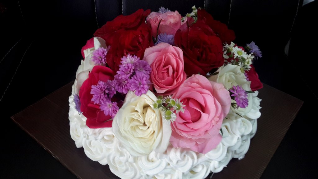 CakeMairis's tweet photo. Fresh flowers cakes by mairiscakes https://t.co/cAWPoX5pta
