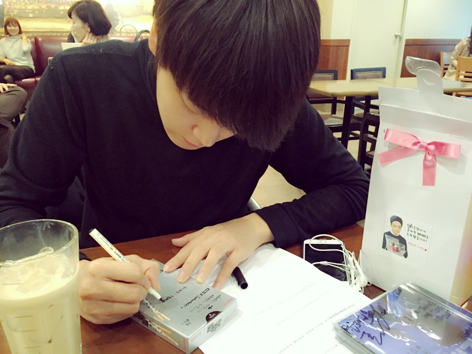 JACETORY's tweet photo. [#BandJACE #밴드제이스 #조승현] 승현이 준비한 빼빼로!! 받고 싶으 신 분~??ㅎㅎ 열심히 편지 쓰는 중인 승현! 깜짝 선물 기대해주세요 :) https://t.co/vgJhxx5mrT