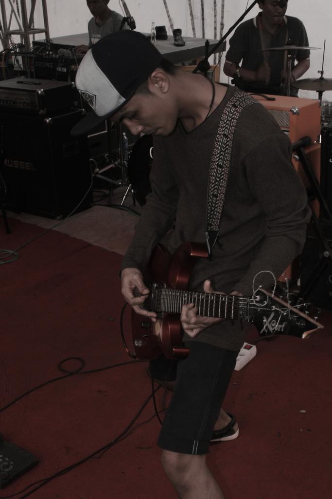 neverpanic12's tweet image. Guitaris neverpanic old friends zesky Anderson zaming