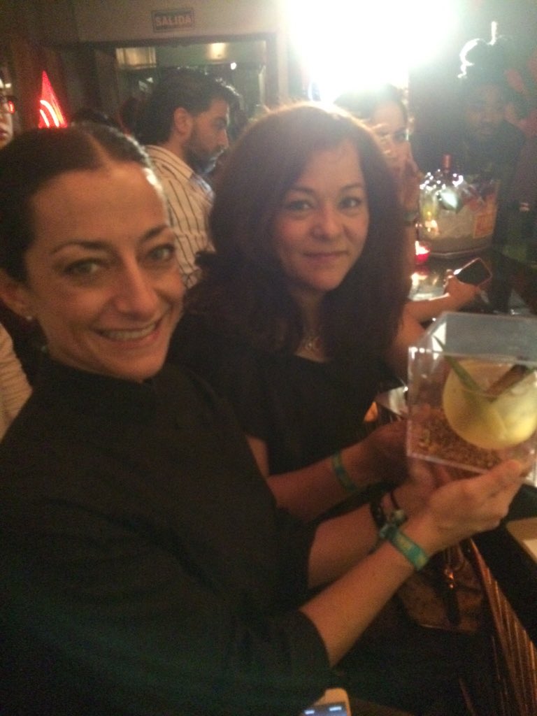 The_Guilty_Note's tweet photo. #HighAccess Nuestra querida @lulachef sosteniendo a uno de los participantes de la noche @Wint_Mx #MiraMiGin https://t.co/eaPTg15VPP