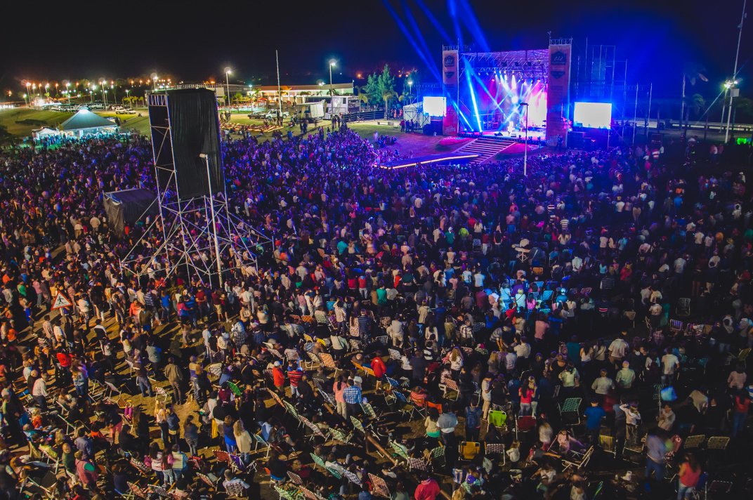ProbaGualeguay's tweet photo. Extraordinario show de @sole_pastorutti anoche en #Gualeguay en el cierre de la Fiesta del Asado y la Galleta https://t.co/B07duCMmCw