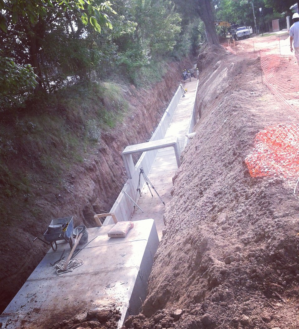 Esanchez_89's tweet photo. Emisario calle Urquiza.
800mts d pórticos sección  de 4mts2. 
recibira agua de barrio Los Robles,  centro y Paraiso https://t.co/EPQvr1X6Es