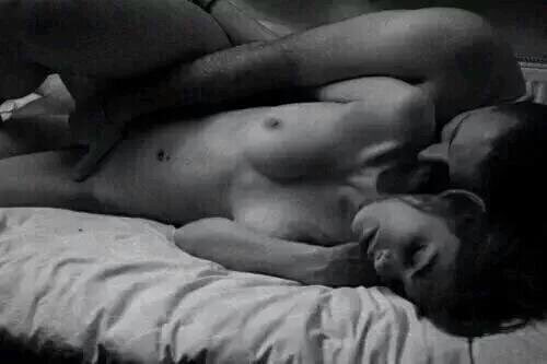 ImSexAddict's tweet photo. Hay noches donde la complicidad de nuestras manos evocan el baile de los cuerpos amándose. https://t.co/PQX3LWLj73