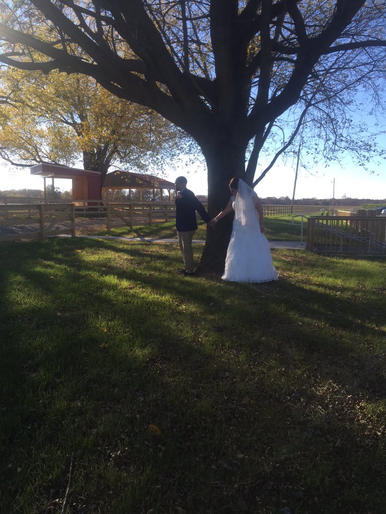 ashleeerlinger's tweet photo. First touch before the #ceremony #ssdevents #winerywedding #stlweddings https://t.co/8sFITjlrHp
