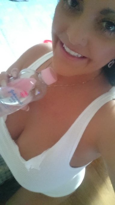 Mmmmm baby oil, tattas, and white T https://t.co/RT8L5PRreO<a href="/tag/fetishmodel"class="tags"><span>#fetishmodel</span></a><a href="/tag/heelcrushing"class="tags"><span>#heelcrushing</span></a><a href="/tag/cammodeltalk"class="tags"><span>#cammodeltalk</span></a>