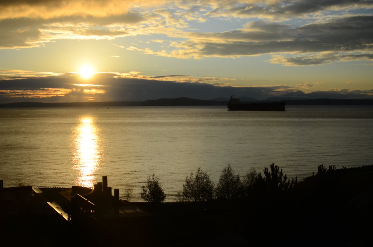 LifeatIMSHealth's tweet photo. Another amazing day at IMS Health Seattle! Sunsets like these are a daily occurrence it seems. #amazing #seattle https://t.co/cpsocdcL48