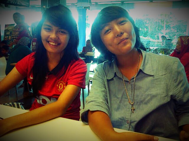 Hbd salah satu G-FLORYS Onny ke 20th. Panjang umur, sehat selalu, biar Genk FLORYS cepat" wisuda:D th 16/17. AminO:)