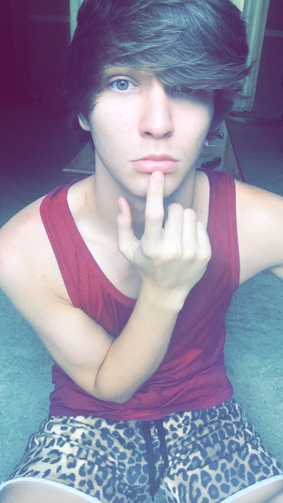 HuntrHerring's tweet photo. Retweet if you're single,
Favorite if you're in a relationship! https://t.co/imbyG6P52M