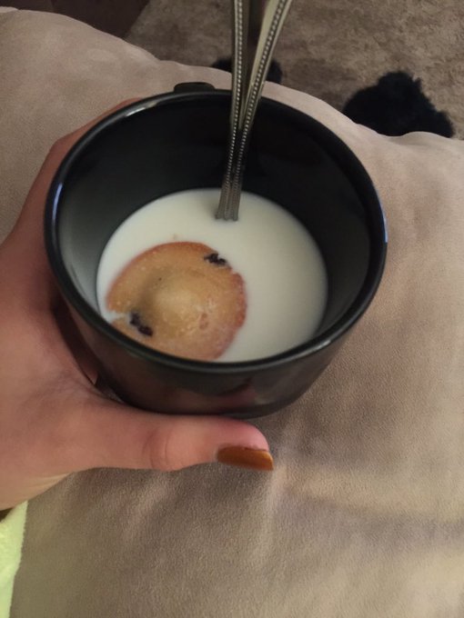 Milk &amp; muffins 👌🏽 #hitthespot https://t.co/oBlJb8UhD4<a href="/tag/hitthespot"class="tags">#hitthespot</a>