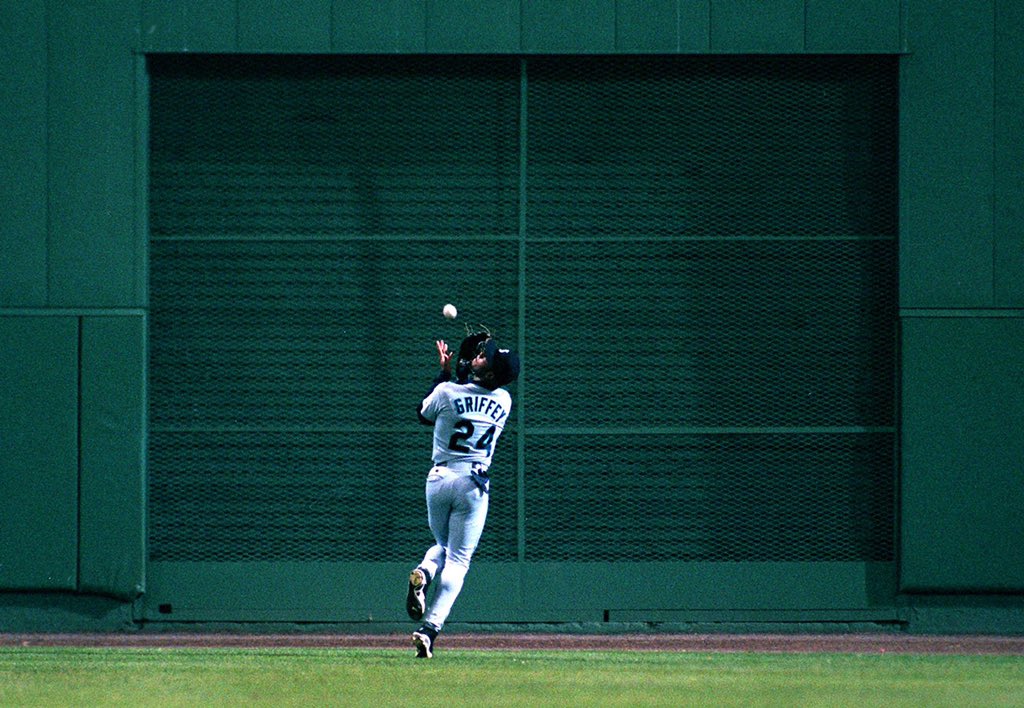 RealKentMurphy's tweet photo. Ken Griffey Jr. is on the 2016 MLB HOF Ballot 

Retweet if you'd vote for him https://t.co/r6YQhOhCy6