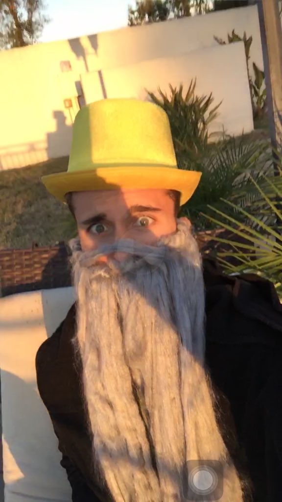 WeeklyChris's tweet image. New snapchat story: THE SNACKABLE KING ft @karismacollins 😂😂 check it out hahaha snapchat: Weekly-Chris