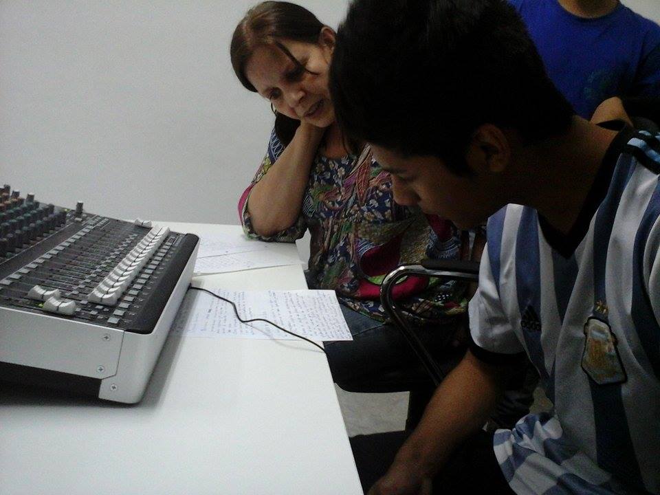 Cepla250's tweet photo. #ApoyaturaEscolar, trabajamos en la tarea de historia con la ayuda de nuestros compañeros del #Cepla250. https://t.co/86JhHxC2JG