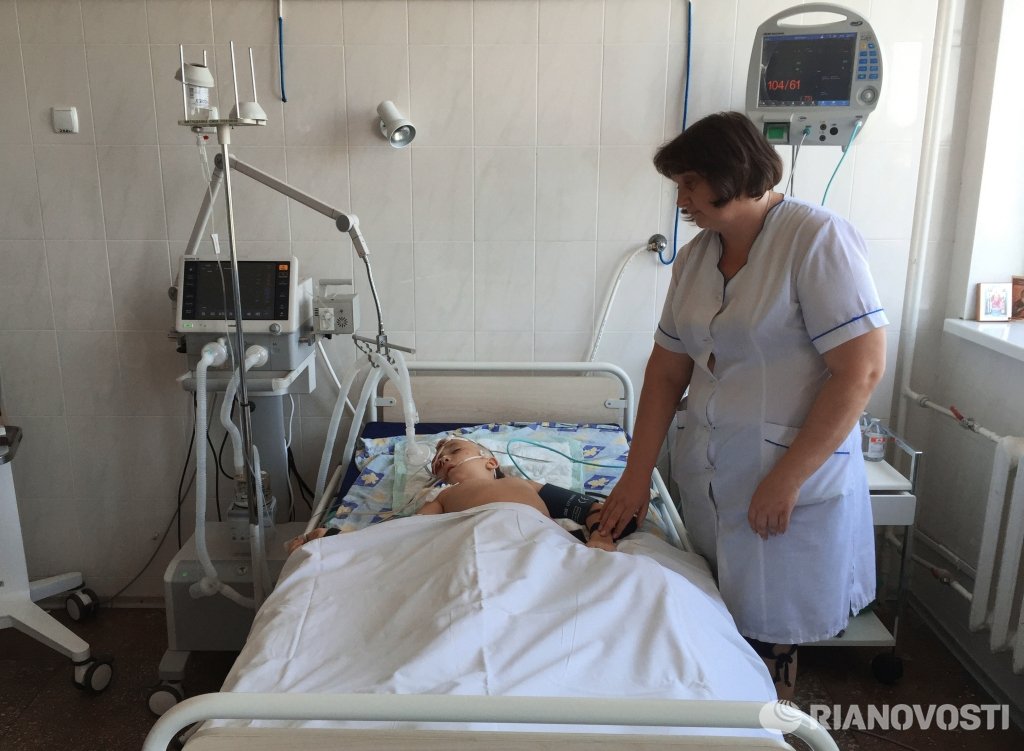 Госпиталь в донецке для раненых. Раненый в Донецке в больнице. Раненые в Донецкой больнице. Тяжело раненный в больнице.