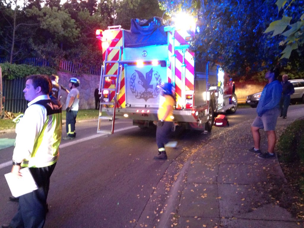 cbsantiago's tweet photo. CBS concurrió a rescate vehicular en Vía Blanca y Camino Del Cóndor. RH19,B18 https://t.co/zFwdZS6TIY