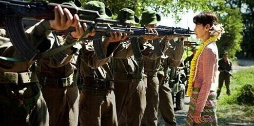 v1004v's tweet image. 미얀마에서는
독재군부와 싸운 "민주주의를 위해 투쟁했던 여인"이 승리를 했습니다.
반대로, 한국은 "독재자의 딸년"이 부정선거로 집권하여 국가와 민족과 경제와 안전을 완전히 망가뜨리고 있습니다.
.