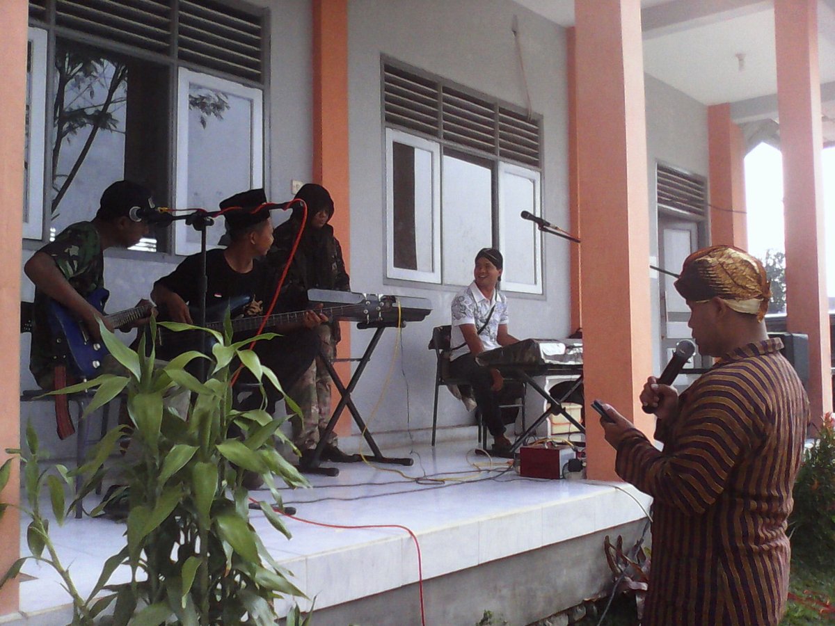 MM_Class2013's tweet photo. Cek sound #MusicBreak tema Hari Pahlawan at Campus 2 @MALVOCS_SMEAMU https://t.co/44owiqbiI7
