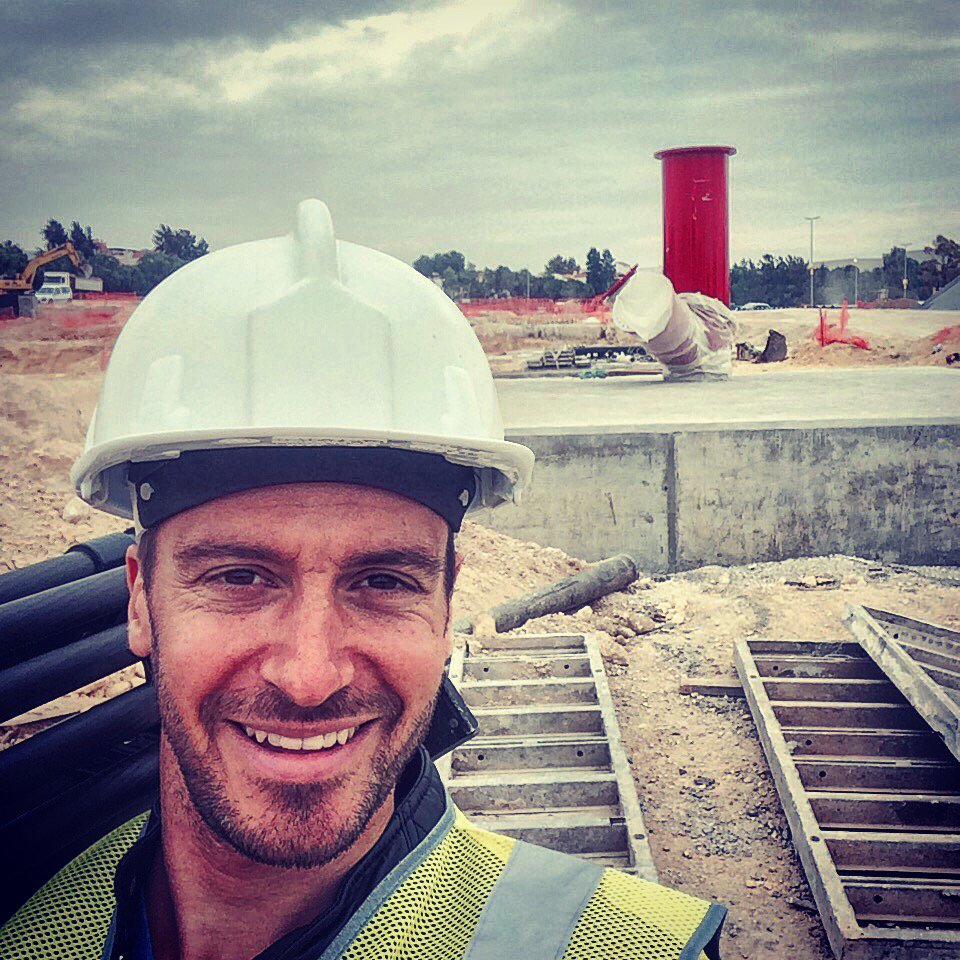 MrRobBell's tweet photo. Red post there will eventually support track on world's fastest roller coaster. #ferarriland @portaventuraoficial https://t.co/S8ZrQNDp9w