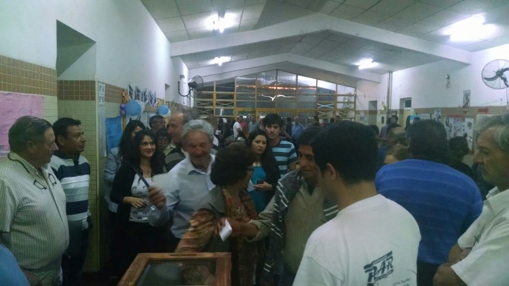 1_alefonza's tweet image. En Maipú  #TercerAsambleaPAR #Lunlunta Los vecinos votan  #ObrasyAcciones para el 2016 #GestiónAleBermejo