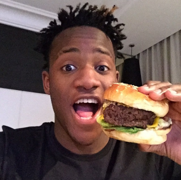 BatshuayiSource's tweet photo. #MichyBurger #TeamOM #MonIdole #Bobeponge 🍔🍔🔵⚪💪💪 https://t.co/7Gi8hiCOmz
