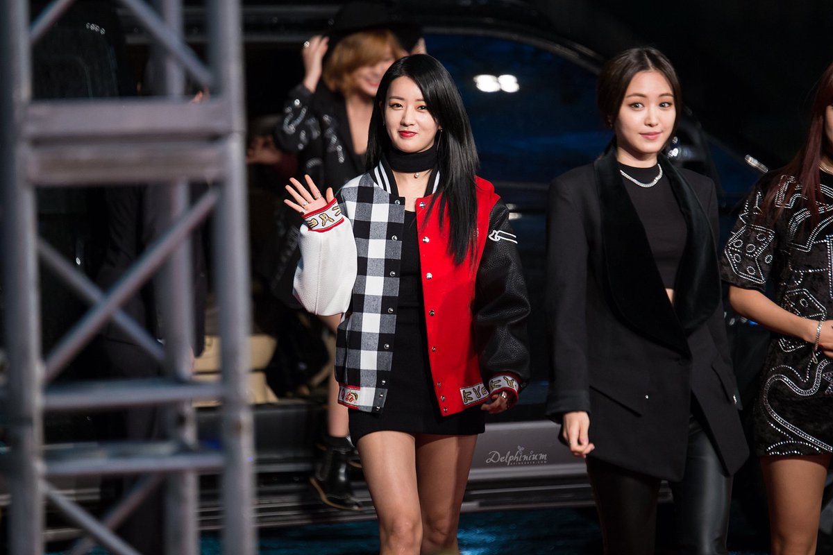 AllForNaeun's tweet photo. 151107 #Apink Bomi &amp; #Naeun @ 2015 MelOn Music Awards Red Carpet By Delphinium  #손나은 #나은

DO NOT EDIT OR CROP! https://t.co/xJ2ahugWDT