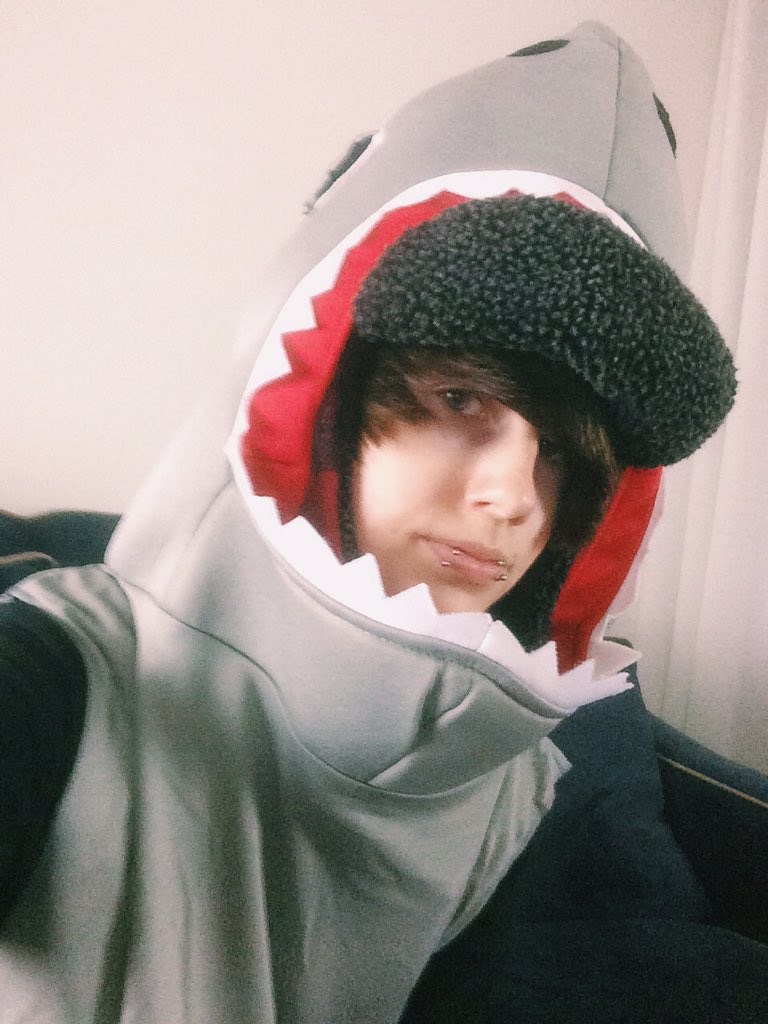Retweet if you love da waleshark😈