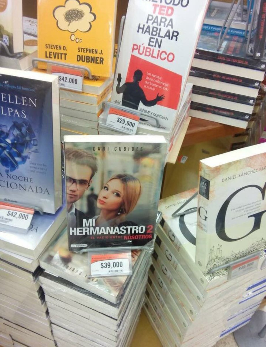 MiHermanastroBO's tweet photo. Mi hermanastro 2: El Vacío Entre Nosotros ya esta oficialmente a la venta😲, consiganlo  ya! (Muy pronto bolivianas😆) https://t.co/9bs5qiN62i