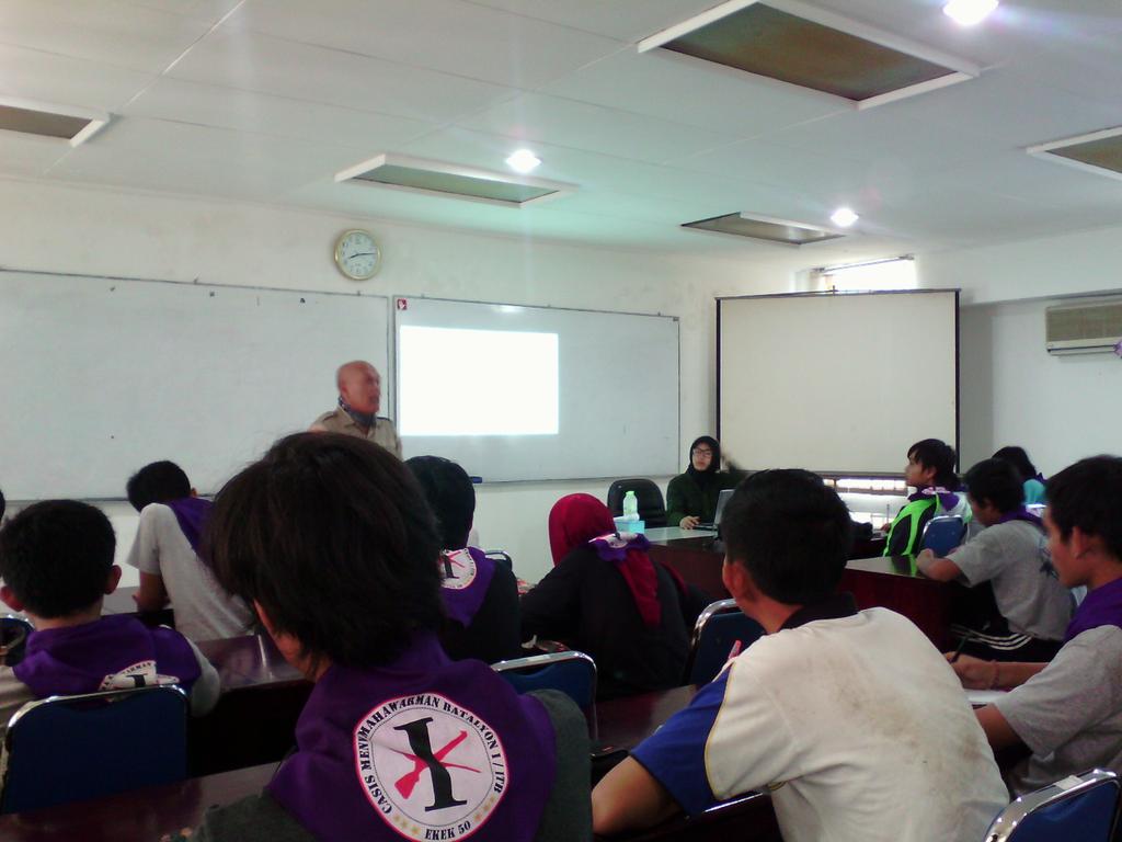 KopralSoma's tweet photo. Pengaktifan Relawan PRB di PERTI Jawa Barat melalui pola Mentoring Mingguan. #ITBBergerakBersama #SendaiFrameWork https://t.co/8gfarsF2Ts