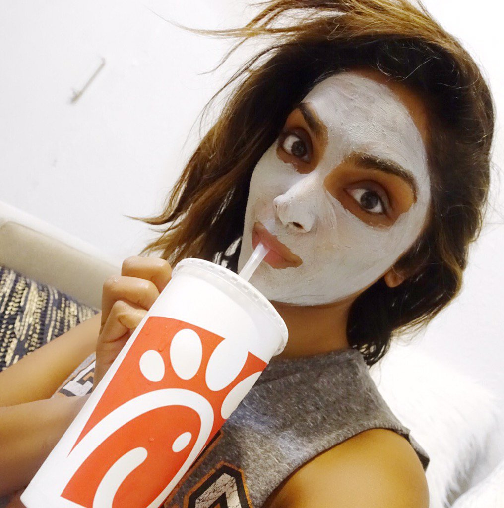 deepicam's tweet photo. CHIKFILA IN MY FACE 🐔 & @Tulaforlife on my face 👽 #mykindamondaynight #nyccfa #mask #beauty #skincare https://t.co/JWNO2ege1D