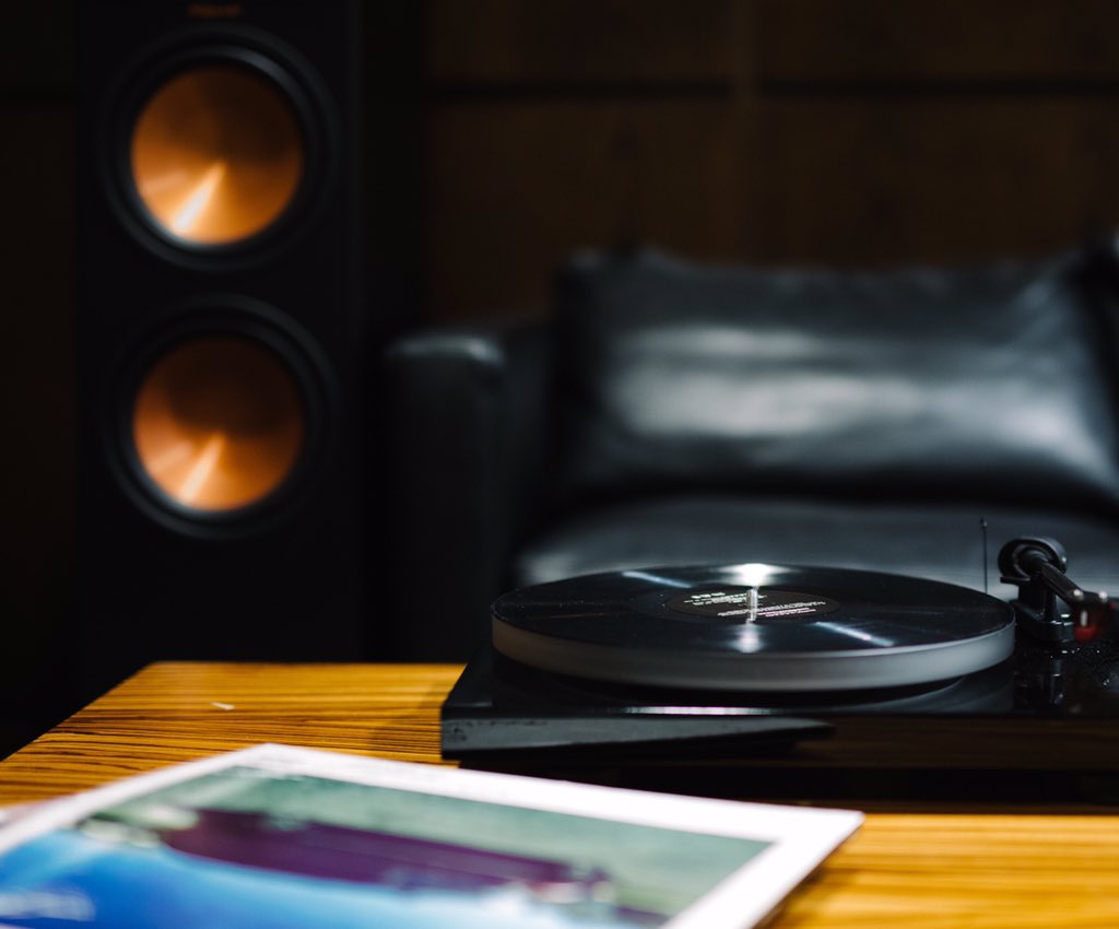 KlipschAudioCAN's tweet photo. #Klipsch #ReferencePremiere - guaranteed cure for the Monday's! #RP280 #vinyl @projectaudiocan #coppercones https://t.co/y9YGIzicNT