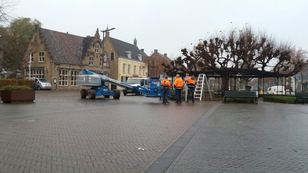 EurosupplyBV's tweet photo. De gemeente is weer bezig met het jaarlijkse onderhoud#gemeente#hoogwerker huren https://t.co/Z4FSn7tfDg