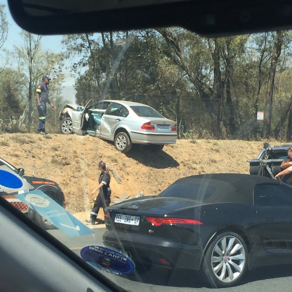 cat_ioannou's tweet photo. @PigSpotter Accident just before Rivonia north https://t.co/WcDT3kSsCK
